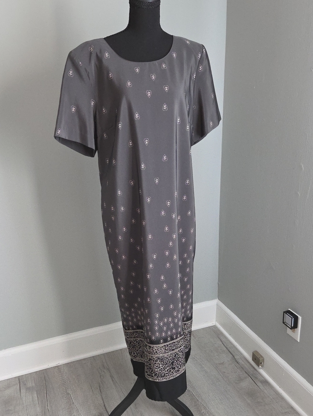 Grey Short-Sleeve Border Print Midi Dress